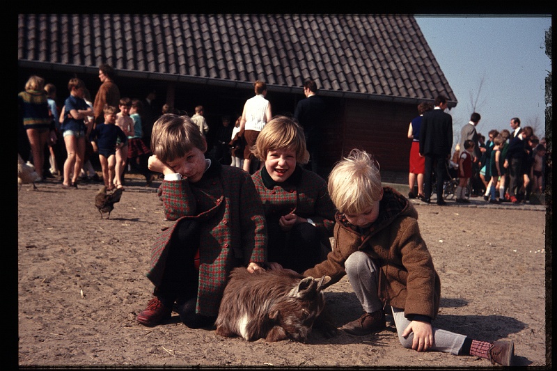 32.Delft apr 1969 Brigitte,Marion,Peter.JPG